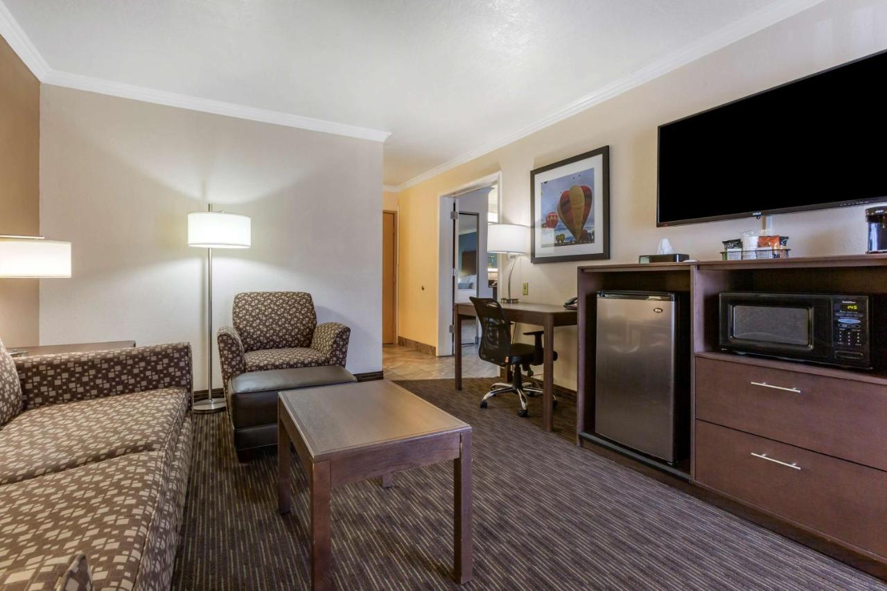 Best Western Airport Albuquerque InnSuites Hotel&Suites Exterior foto